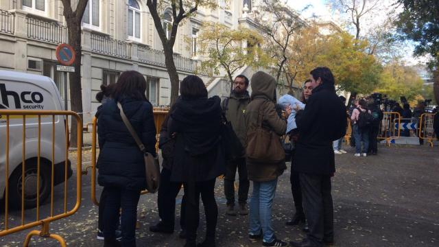 La esposa de Jordi Cuixart y su hijo, junto a miembros de ERC y PdeCat.