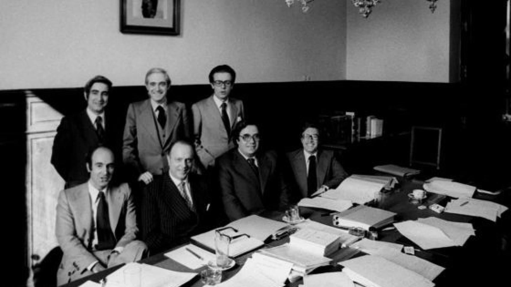 Foto de familia de los padres de la Constitución.