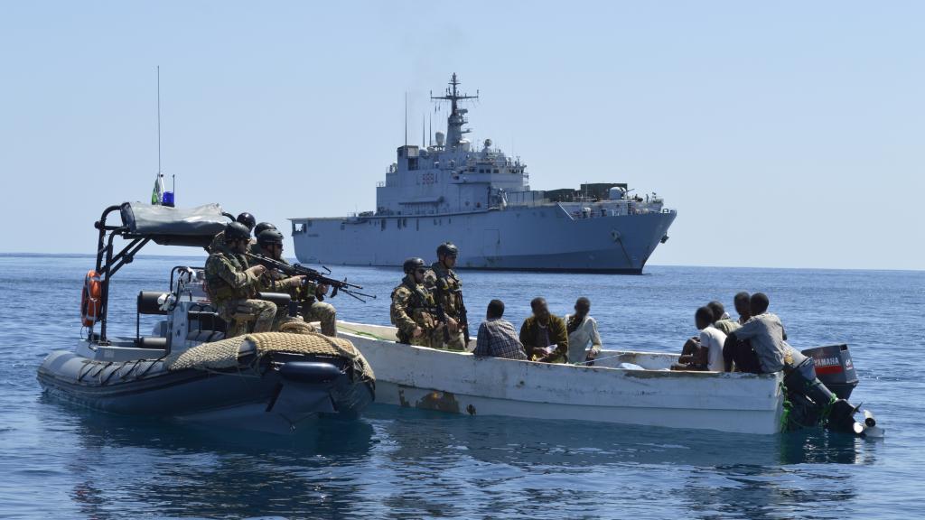 Militares de la misión desplegada por la UE se aproximan a un esquife pirata.