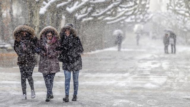 Varias personas caminan entre la nieve en Burgos