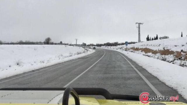 Carretera con nieve en una foto de archivo