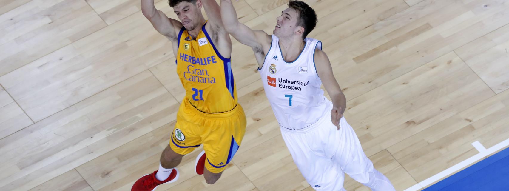 Oriol Paulí y Luka Doncic en semifinales de la Supercopa.