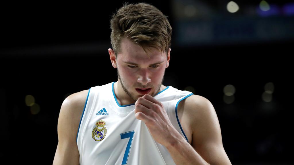 Luka Doncic pensativo ante el Estrella Roja.