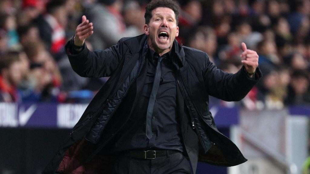 Simeone protesta en un partido en el Metropolitano.
