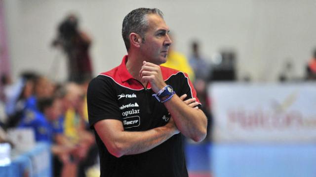 Carlos Viver, seleccionador español de balonmano femenino.