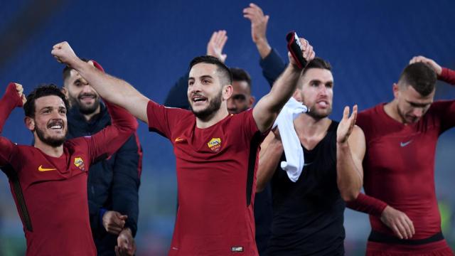 Los jugadores de la Roma celebran su pase a octavos.