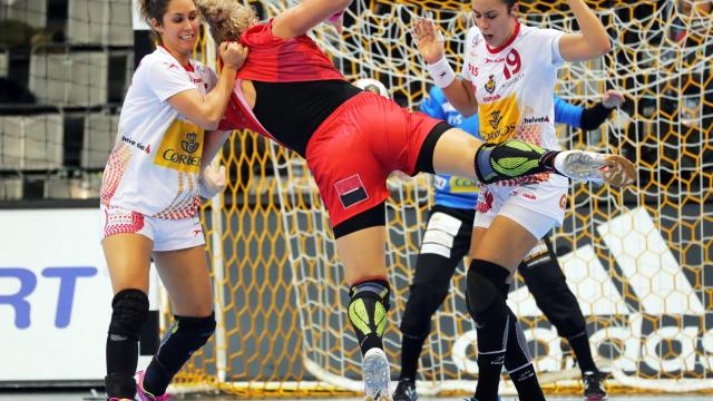 Imagen del partido entre Rumanía y España del Europeo femenino de balonmano.