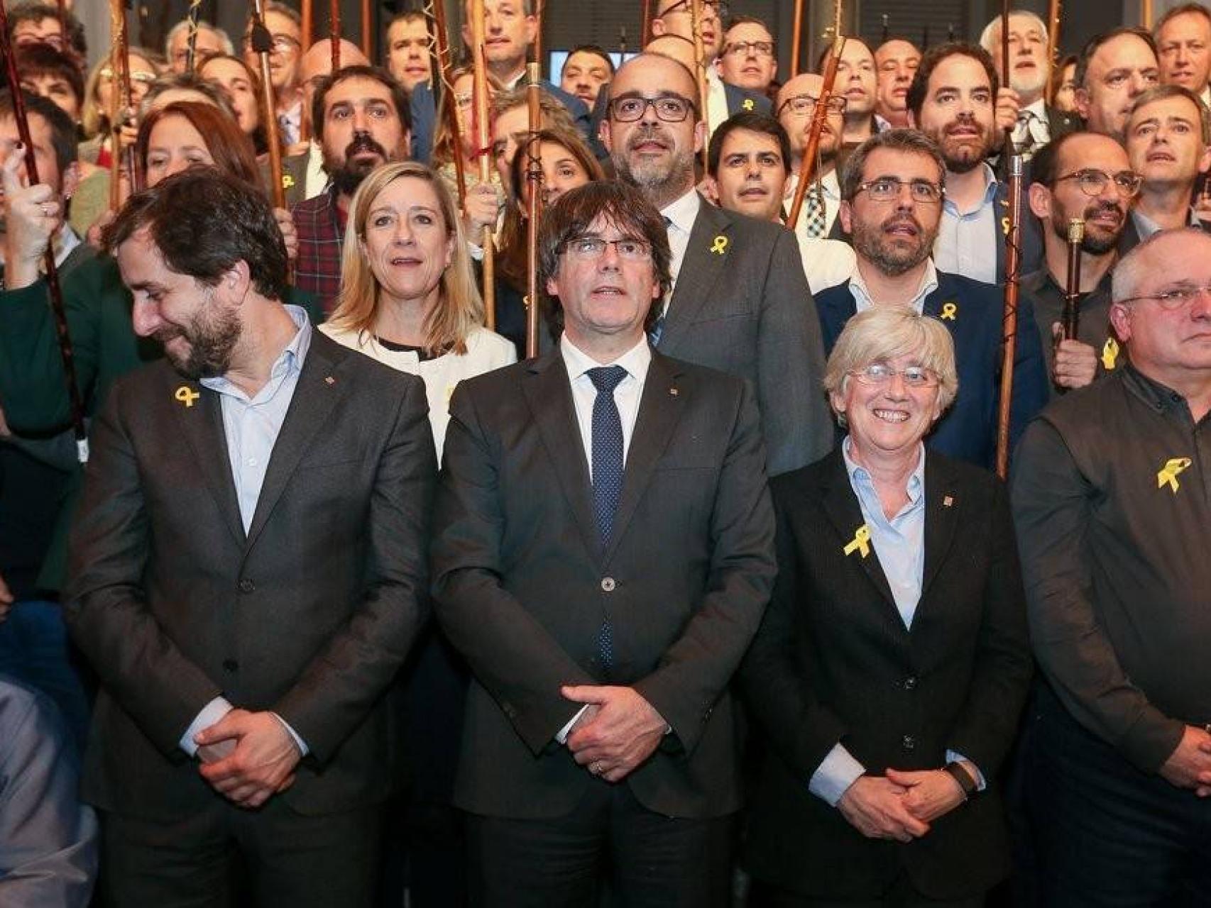 Puigdemont y los exconsejeros fugados, con los alcaldes que fueron a verles a Bélgica.