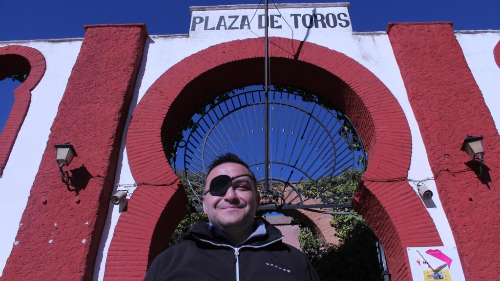 Diego, en la plaza de toros de Alcázar, su pueblo