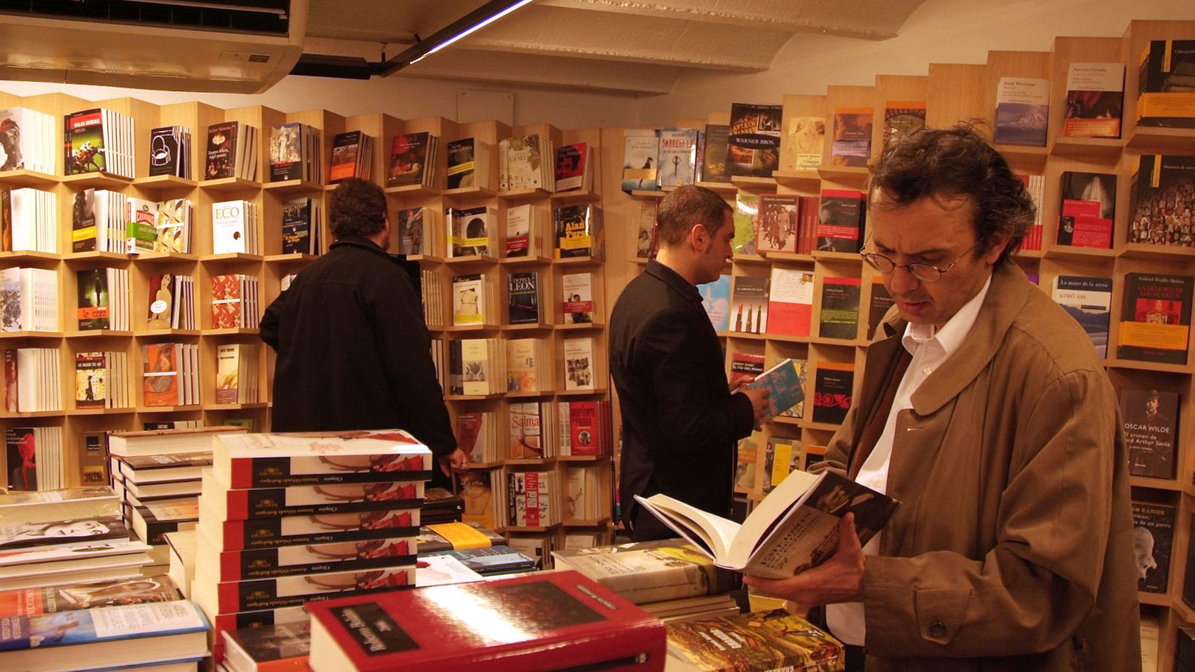 Lectores en una librería. EFE.