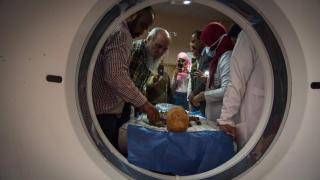 El atropólogo Miguel C. Botella introduce los restos de la momia en el escáner.