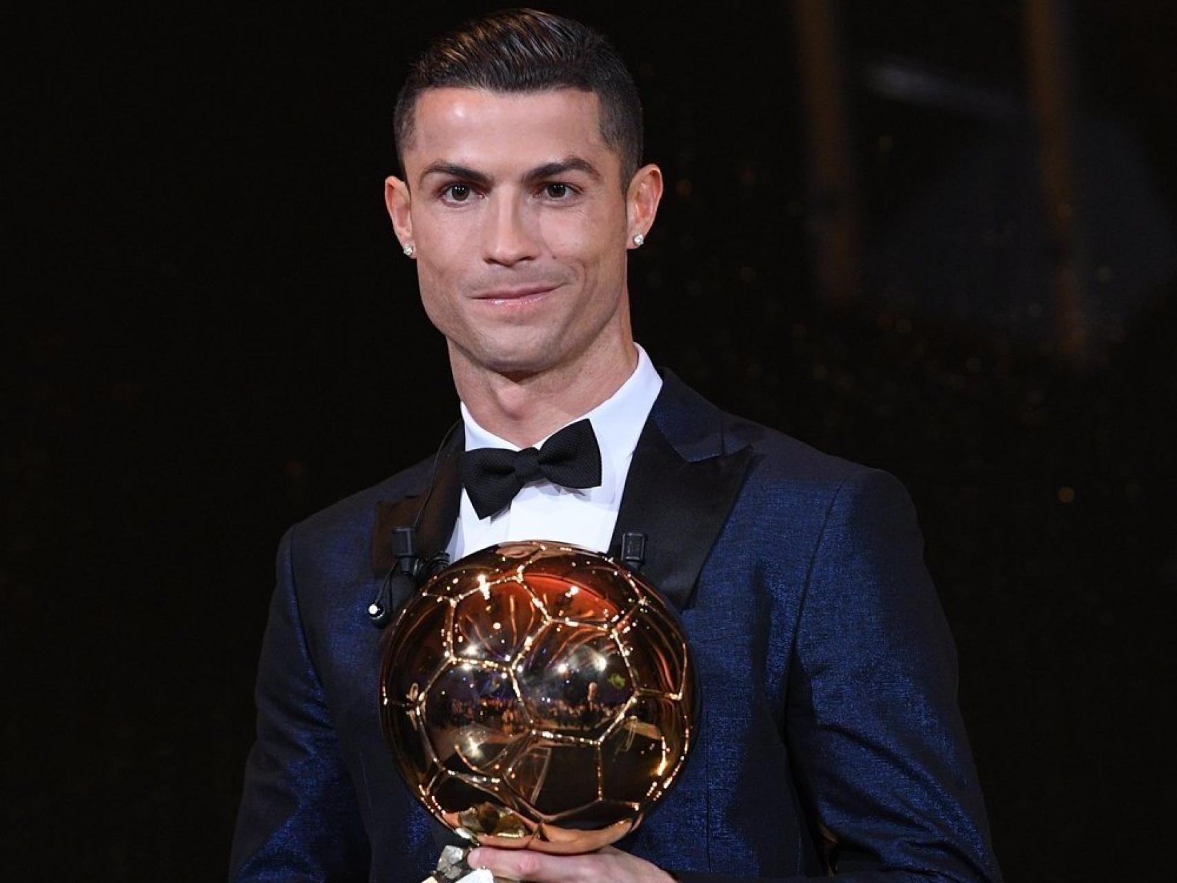 Cristiano Ronaldo con su quinto Balón de Oro.