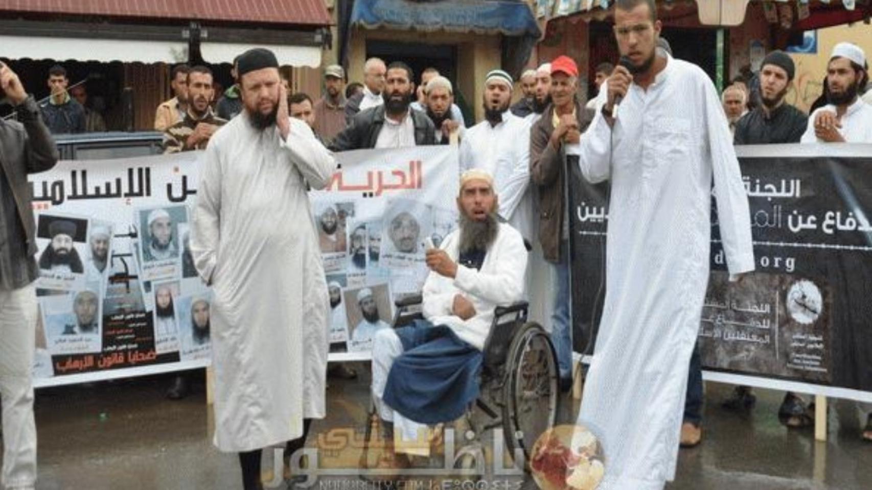 Mustafá Maya Amaya (en el centro) en una fotografía de uno de sus blogs.