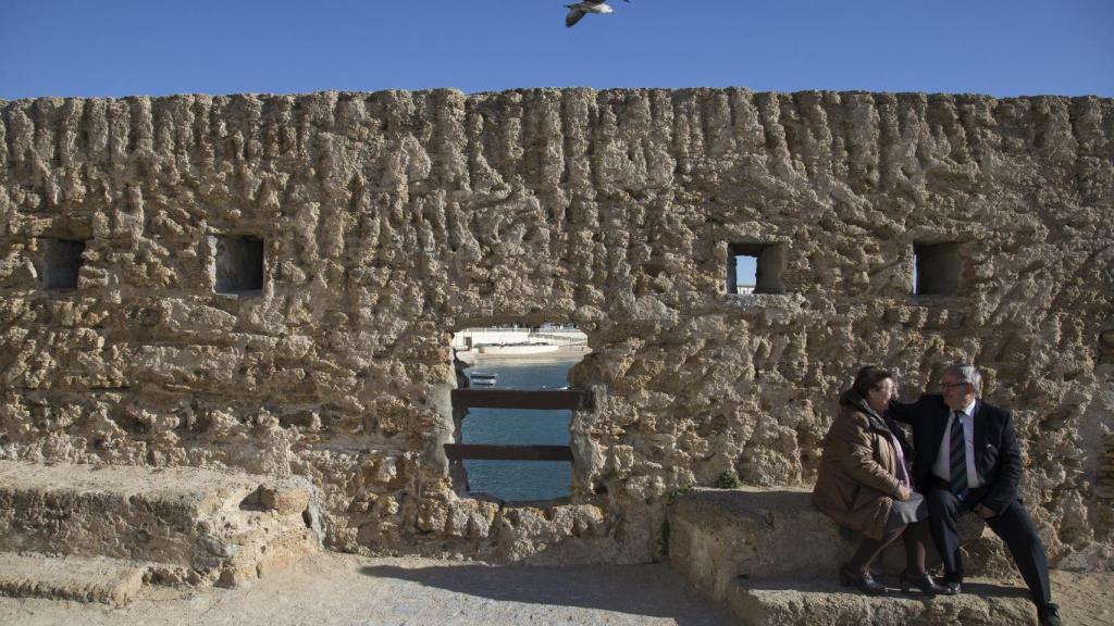 Pedro Juan García Sánchez, 73 años, nacido en Marruecos y residente en Asturias, y María del Carmen Fernández Donaire, 70 años y nacida en Granada. Se casaron el 21 de julio de 1973 en el penal militar.