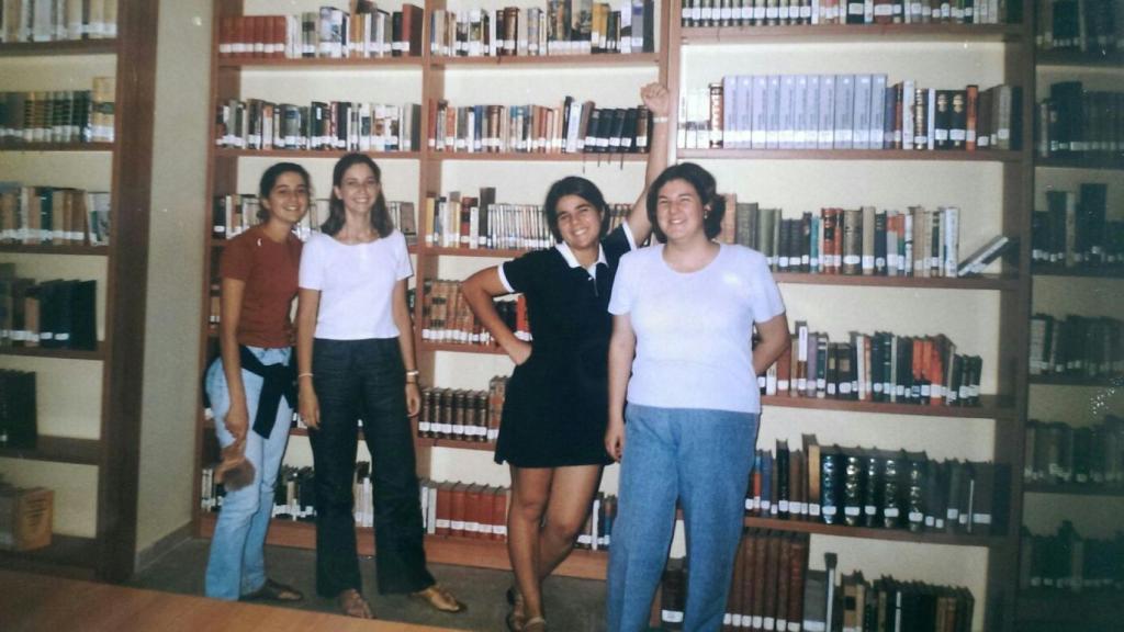 Inés Arrimadas, a la izquierda con vaqueros y camiseta roja.