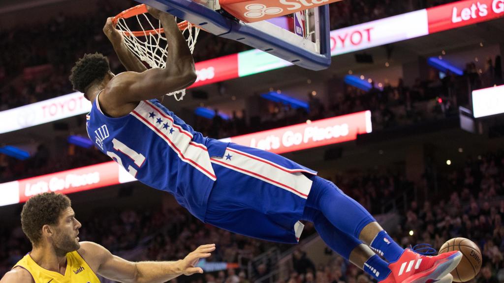 Mate de Embiid en la cara de Brook López en su histórico partido ante los Lakers.