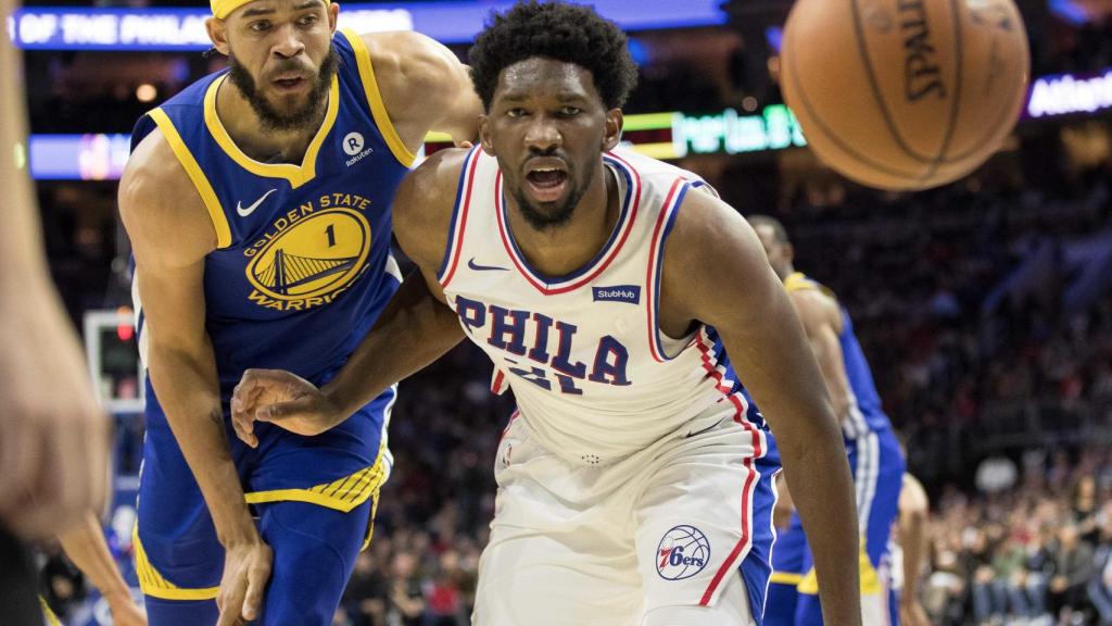 Joel Embiid en un partido contra los Golden State Warriors.