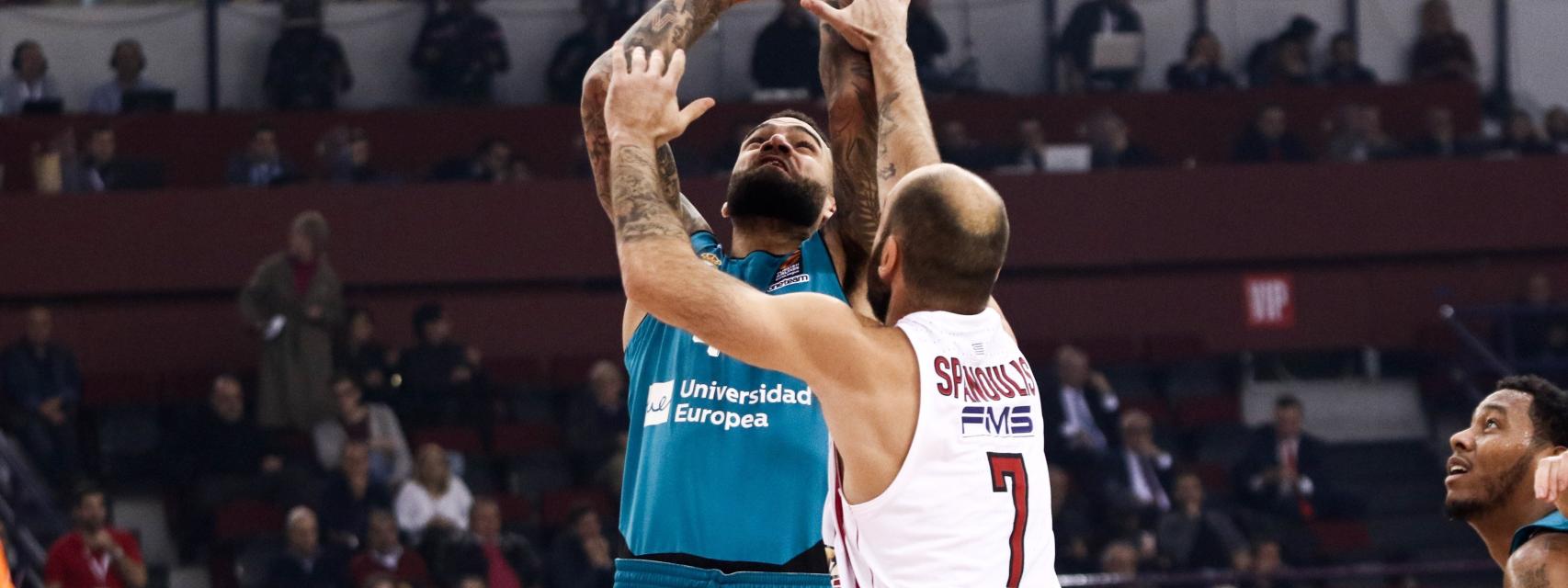 Jeff Taylor ante Spanoulis.