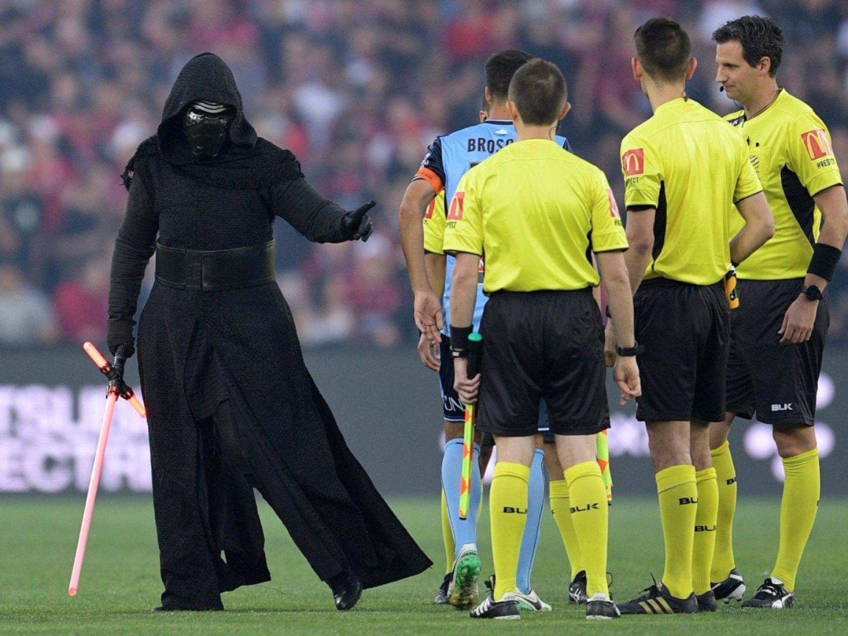 Kylo Ren justo antes de uno de los encuentros de la Star Wars Round.