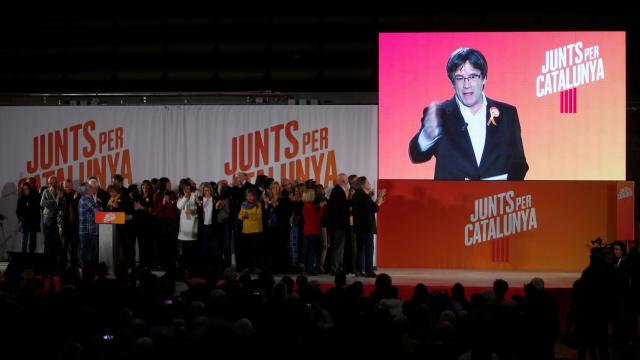 Puigdemont interviene por videoconferencia en un mitin de JxCAT.