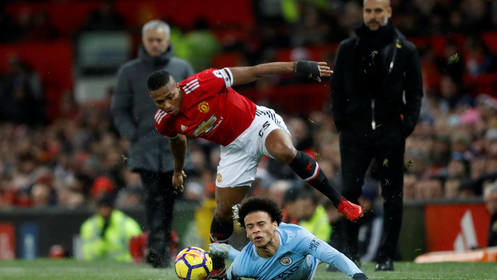 Valencia y Mané, con Mourinho y Guardiola al fondo, en el United-City.