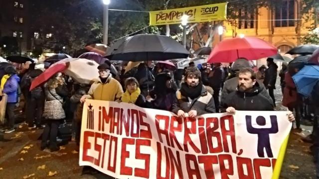 Concentrados frente al Museu de Lleida