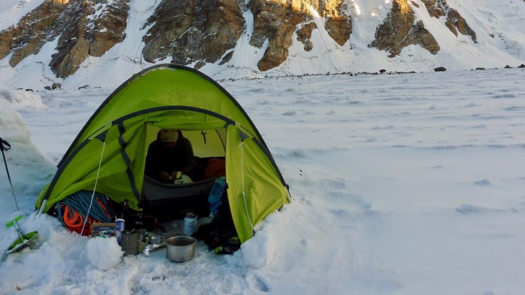 José David Pérez dentro de la tienda de campaña.