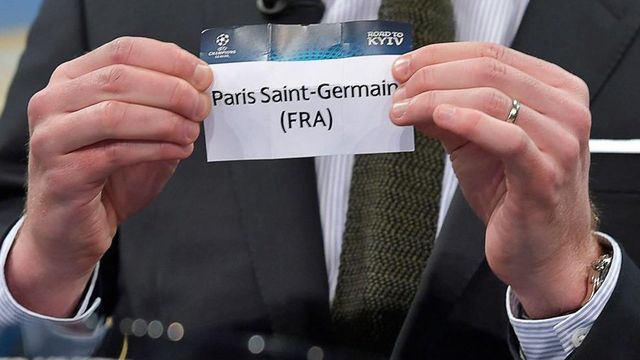 Xabi Alonso saca la bola del PSG en el sorteo de octavos de Champions.