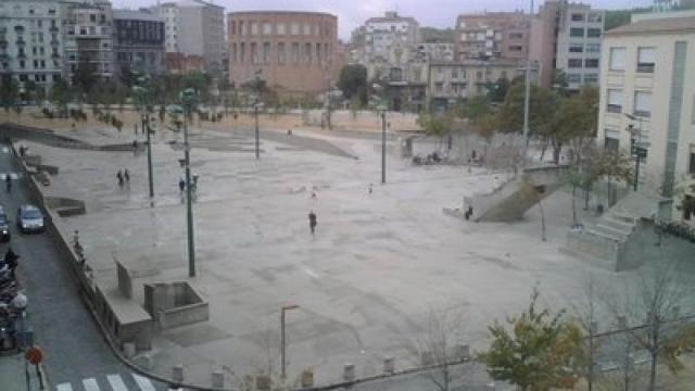 Imagen de la plaza de la Constitución, con la Subdelegación del Gobierno al fondo.