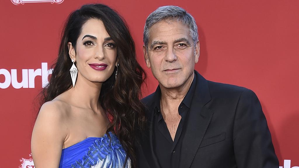 George y Amal Clooney en un acto público.