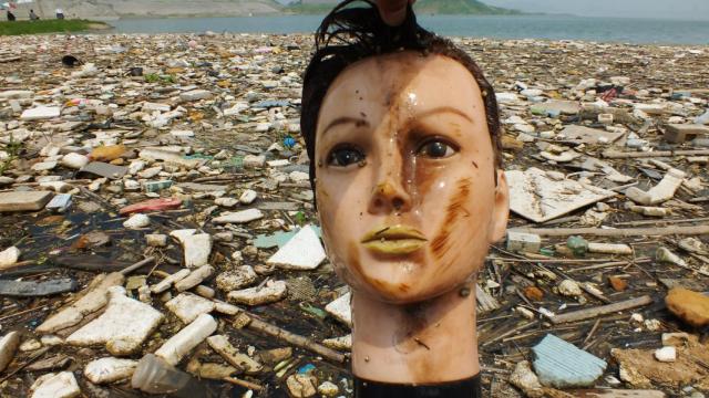 La cabeza de un maniquí recuperada entre la basura del río Yangtze.