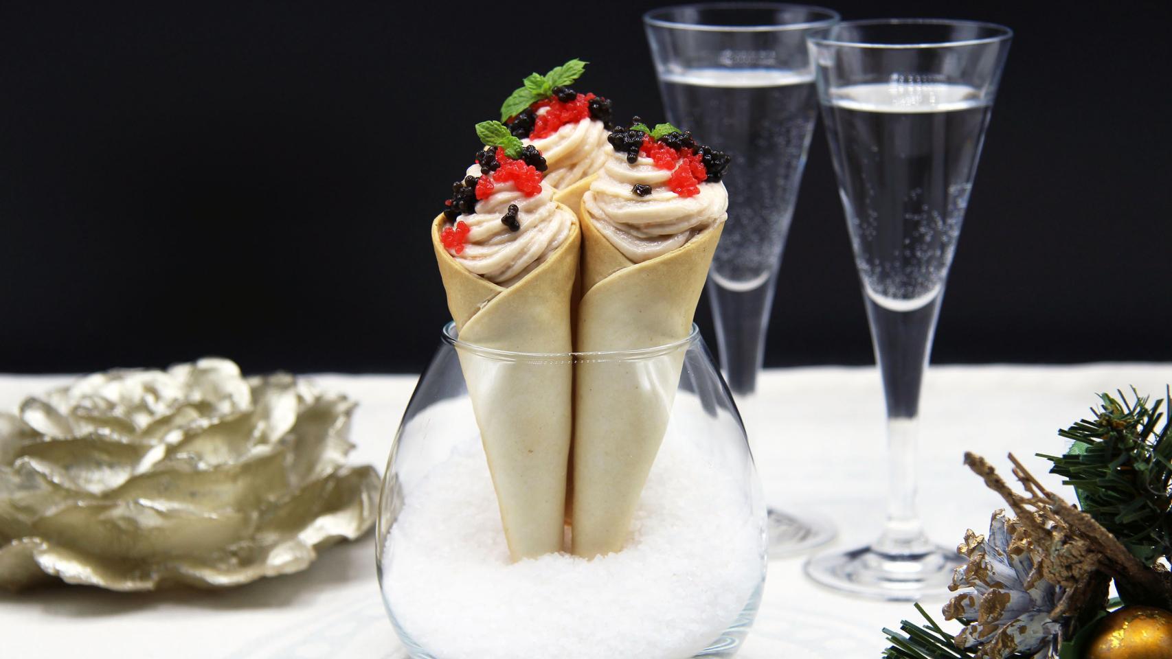 Conos rellenos de crema de salmón y queso gorgonzola