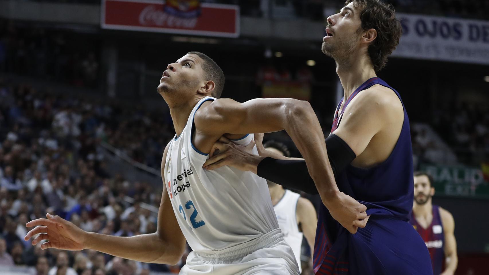 Walter Tavares y Ante Tomic pelean el rebote en el último Clásico.