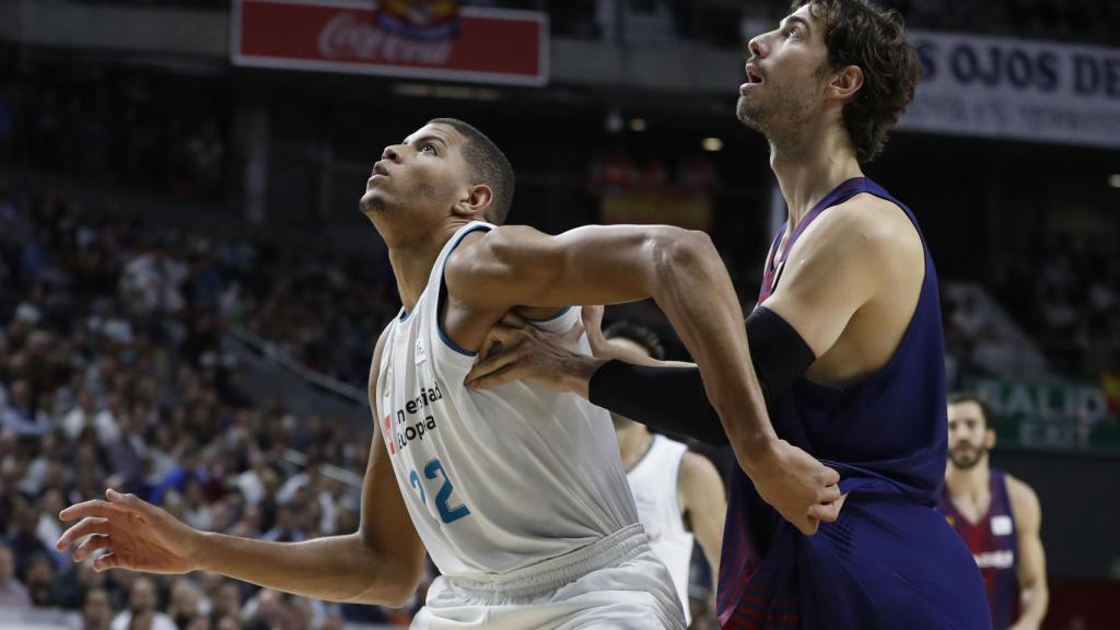 Walter Tavares y Ante Tomic pelean el rebote en el último Clásico.