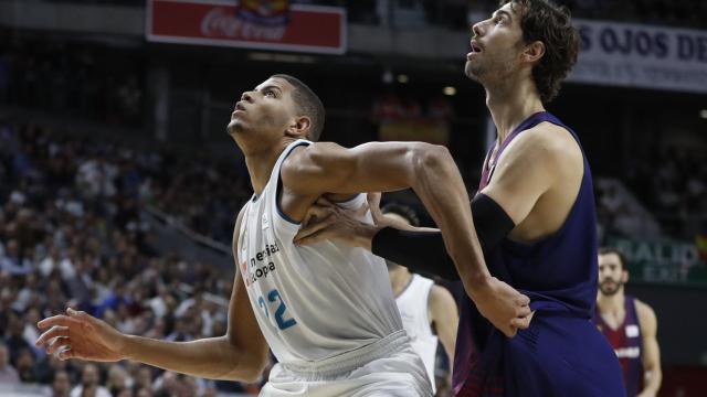 Walter Tavares y Ante Tomic pelean el rebote en el último Clásico.
