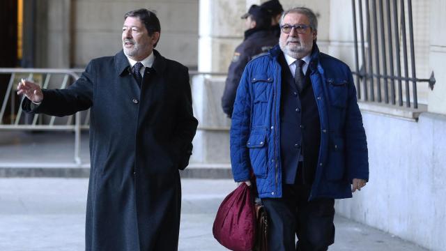 Francisco Javier Guerrero (i), a su llegada a la primera sesión del juicio de los ERE.