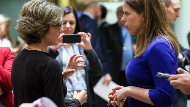 La ministra española de Pesca, Isabel García Tejerina, conversa con la ministra holandesa de Agricultura, Carola Schouten.