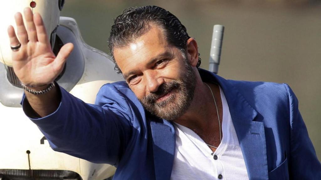 Antonio Banderas apoya a Salma Hayek: Estoy impactado y triste ante los hechos.