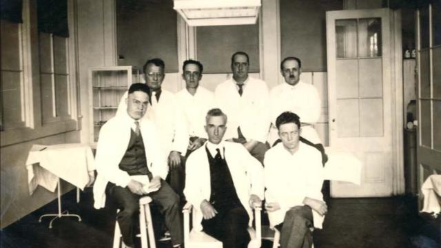 En el centro, el doctor Leo Stanley.