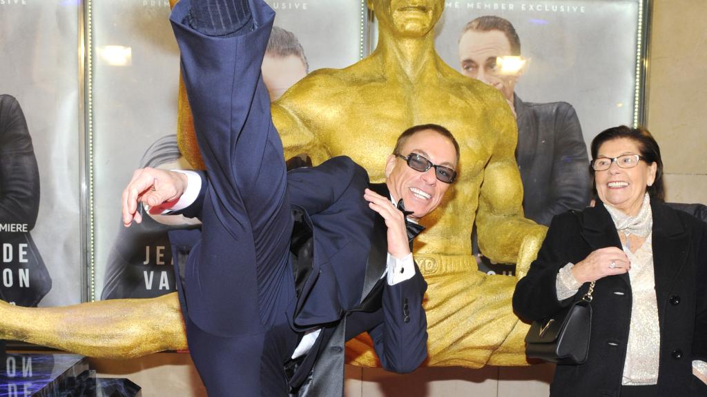 Jean-Claude Van Damme y su madre en el estreno de la serie en París