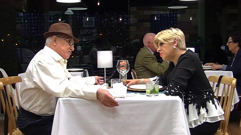 'First Dates': rechaza a su cita por su sueldo de 800 euros