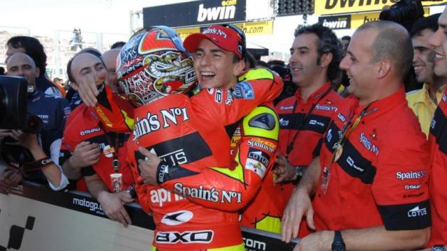 Jorge Lorenzo abraza a Álex Debón tras su primer podio en 250cc, en 2007.
