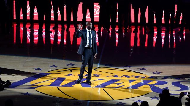 Kobe Bryant durante la ceremonia de retirada de sus camisetas.