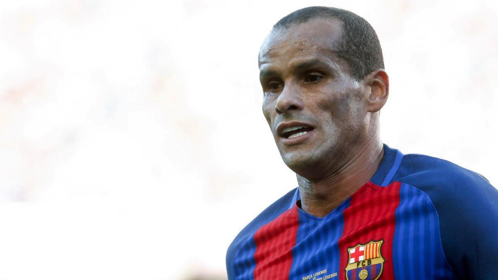 Rivaldo, con la actual camiseta del Barcelona.