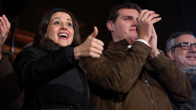 Inés Arrimadas junto a Albert Rivera, presidente de Ciudadanos, en el cierre de campaña.