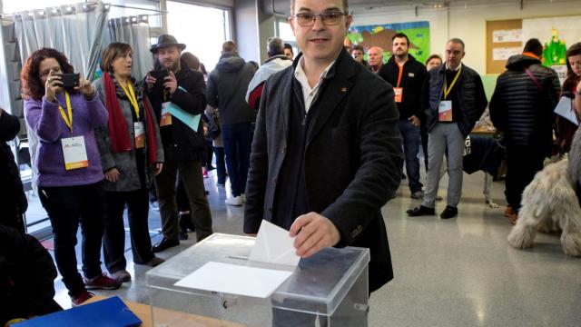 El exconseller Jordi Turull y numero cuatro por la lista de JxCat, vota en el colegio Lluis Piquer de Parets del Vallés. /Efe