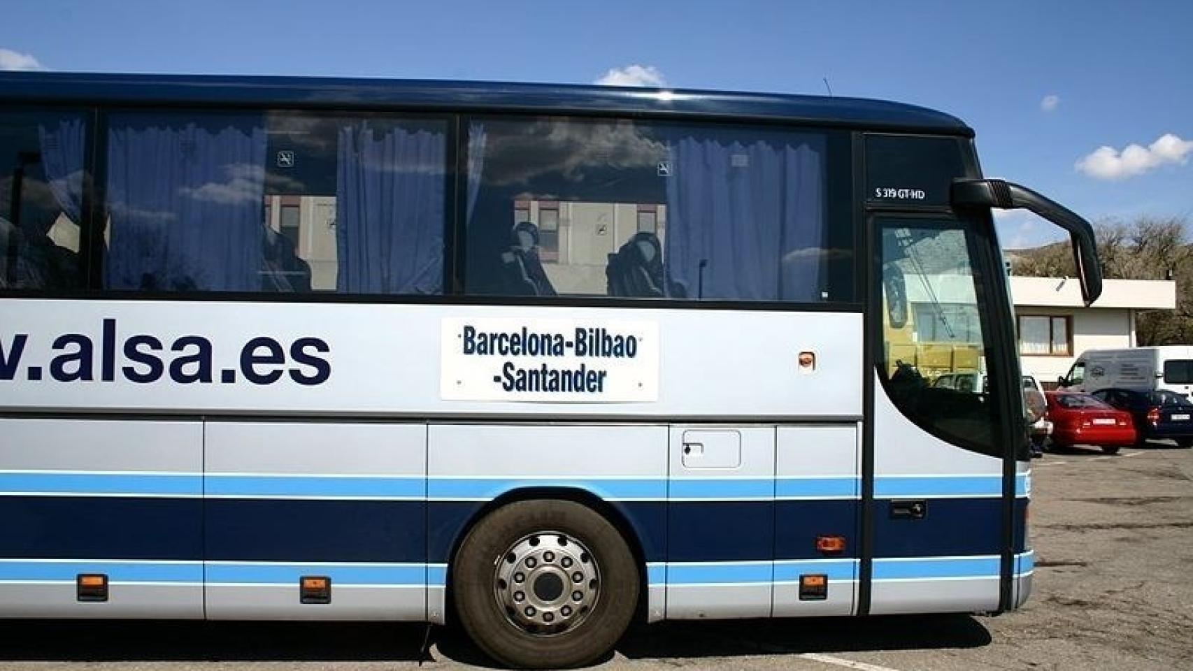 Imagen de un autobús de Alsa.