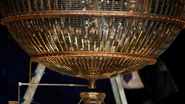 Las bolas de la suerte caen en uno de los bombos antes del sorteo extraordinario de Lotería de Navidad.