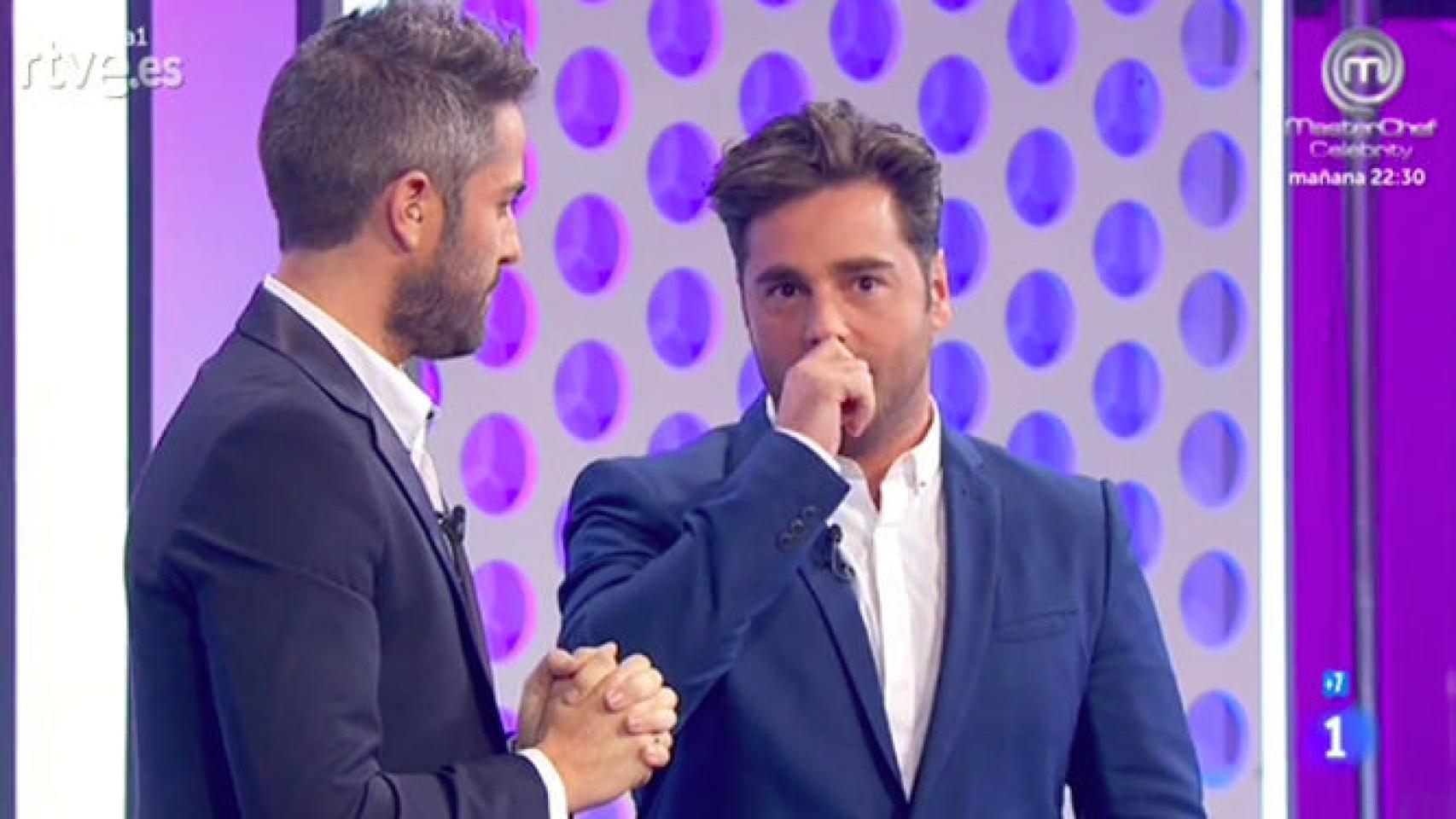 Bustamante se cae en el último momento del especial de Navidad de 'OT'