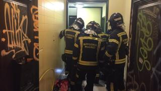 El grupo de Emergencias Madrid rescata a la familia en la Travesía Conde Duque.